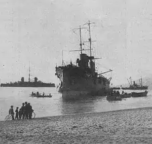艦首から撮影されたサン･ジョルジョ。遠方にジュゼッペ・ガリバルディ級の一隻が見える。