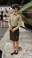 甲式軍便服の女性憲兵上士（曹長に相当），2013年6月