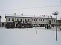機関車のモニュメントと駅