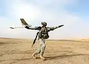 イラクでRQ-11の発進準備をするアメリカ陸軍兵士
