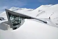 4月のビジターセンター。まだ雪に閉ざされている。