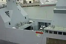 艦中部の写真。ハープーンも、遮蔽板に囲まれて配置される。