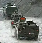 後部から見たパンデュールIパンデュールIの前にいるのは、ATF ディンゴ2(前)と、Pinzgauer High Mobility All-Terrain Vehicle(中)