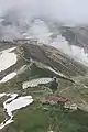 地獄谷の源泉を使っている雷鳥荘(上)、雷鳥沢ヒュッテ(中央)、ロッジ立山連峰(下)、右側の地獄谷から噴煙が立ち上がっている
