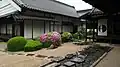 書院から見た庭園。左側の建物は庫裏。