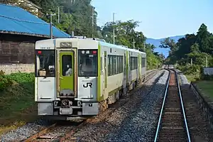 真滝駅付近を走行するキハ100形(2016年10月)