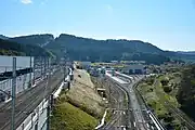 左から、奥津軽いまべつ駅上屋、奥津軽いまべつ駅下り狭軌副本線、奥津軽保守基地、津軽線(2016年10月)