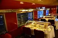 同食堂車客席テーブル上に各鉄道の食器を展示