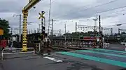 稲穂駅近くにある踏切互いのホームは、この踏切を通じて連絡する。(2017年5月)