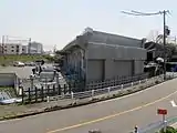 笠寺駅北で東海道本線（左）と合流。