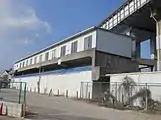 新幹線との立体交差。ここでは高架線基礎を残したまま集合住宅が建てられた。