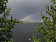 セイナッツァロとパイエンネ湖に掛かる虹