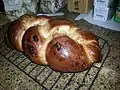 米国サンフランシスコで販売されたハッラー（challa）というパンの、レーズン入りタイプ。