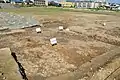 右京九条二坊四町付近の羅城遺構手前に羅城基底部、右奥に九条大路。