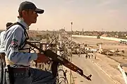 M70AB2を所持するイラク警察の警察官