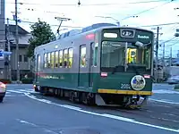 右:2002号車(旧塗装)西大路三条駅にて