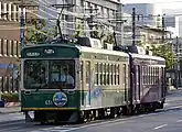 モボ631形631号車 江ノ電号（手前の車両）西大路三条駅にて