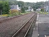 ホームから目名駅方面を望む(2013年9月)
