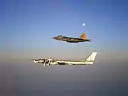 Tu-95を追跡するF-22