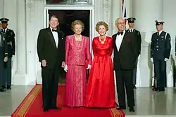 レーガン大統領夫妻とサッチャー首相および夫デニス・サッチャー (1988年、ホワイトハウスでの公式晩餐会にて。)