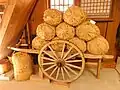 東蔵の展示品(大八車と米俵)