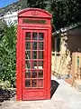 イギリス風の赤い電話ボックス