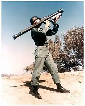 M171ショルダー・ランチャーを構える兵士