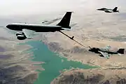 アタッチメントを使用して給油中のEA-6B(下)とF/A-18F(上)