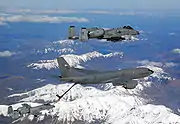 給油中のA-10