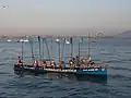 オールを垂直に挙げて勝利を祝福するアスティリェーロのチーム