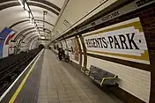 リージェンツ・パーク駅のホームの壁。駅名と、グリーンがデザインした幾何学模様が配されている。