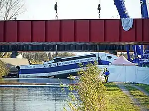 小運河に覆没した動力車