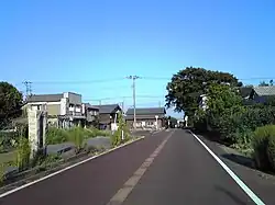 灰方駅のあった場所。小中川側を望む。道路がほぼ本線の跡で、商店(現在は閉店)前の空間が当時の駅前広場(2007年9月11日)。