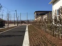 自転車歩行者専用道路として整備された駅跡地。ときめき駅側を望む。(2017年4月2日)