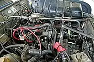 エンジンの上を通るシフト&セレクトロッド