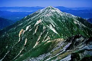 西側の針ノ木岳から望む蓮華岳、遠景は浅間山（2001年9月23日撮影）