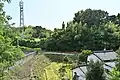 境内より細川城山城（奥の小山）を望む
