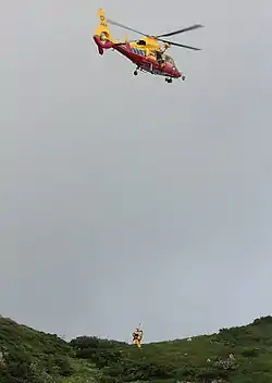 山岳遭難者を救出する滋賀県の消防防災ヘリコプター
