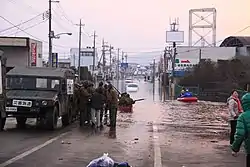 東日本大震災(東北地方太平洋沖地震)で救援活動にあたる陸上自衛隊(2011年3月13日:石巻市新橋・市道石巻(中里)バイパス)