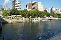 レストハウス付近より撮影。写真左側はカフェレストラン、中央に遊覧船の桟橋、右側が移転した”かなわ”。外観が周囲の景観に馴染むよう配慮された。