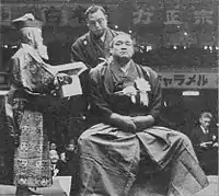 羽黒山の断髪式。鋏を入れる時津風（双葉山）（1954年1月30日）。
