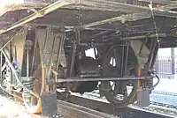 同車駆動輪部を車端側から。軸箱守周囲は簡潔である