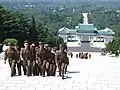 少尉（前列右端）に引率される下士官兵ら。制服を着用している軍官との違いに注目（2012年8月5日）