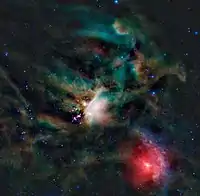 右下の赤色は、さそり座σ星の光が周囲の塵によって反射したものである。