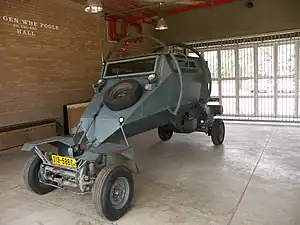 ローデシアのレオパルド装甲車。最初期のV字型車体を採用した対地雷軍用車のひとつ。転倒に備えた環形の車体ガード、乗員付近で触雷しないよう車体から離された前後輪、爆圧がこもらないよう天井が幌掛けになっているなど、様々な地雷対策が施されている。