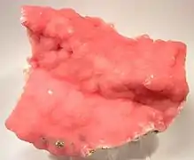 数個の黄鉄鉱の結晶を伴う鉱石