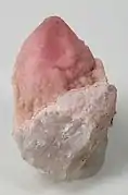 水晶を覆う菱マンガン鉱