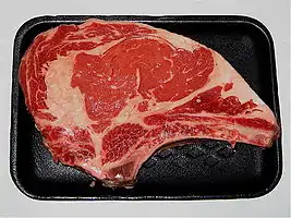 骨付きの生のリブステーキ