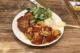 中国・北京のフードコートで売られていた3つの食材を載せた蓋飯