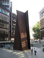 リチャード・セラ作『Fulcrum』1987年。高さ16.7m(55ft)という耐候性鋼の自立彫刻。ロンドンのリバプール・ストリート駅付近